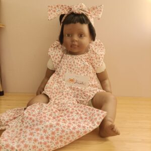 Babypakje met fijne bloemetjes en haarlint