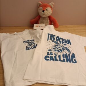 T-shirt met schildpadmotief en tekst (The ocean is calling)
